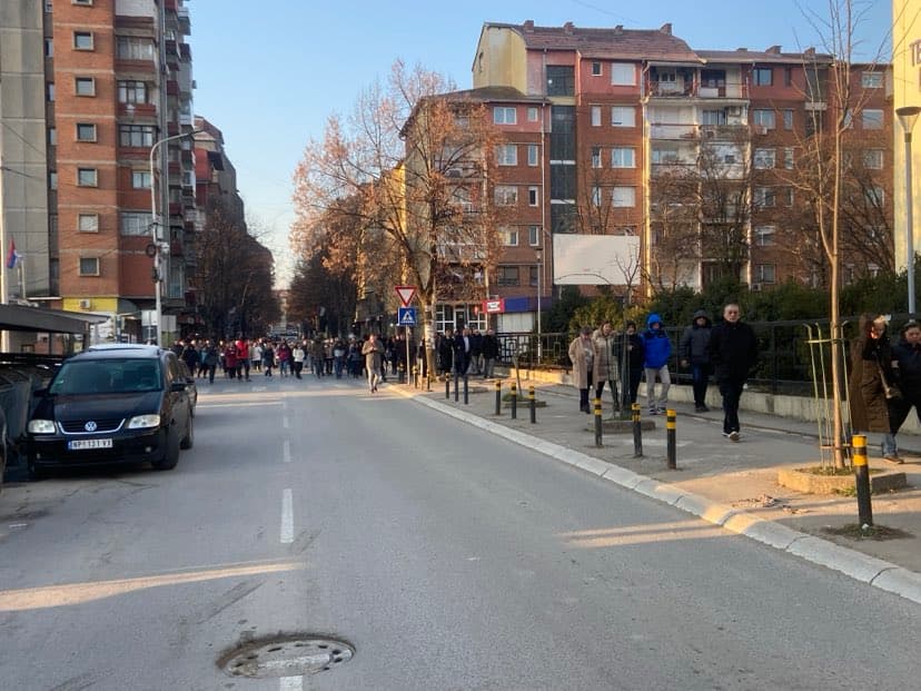 Sulmohet një taksist në veri