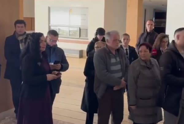​Presidentja Osmani pret në radhë për të votuar