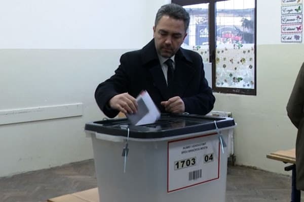 Kryetari i KQZ-së voton i pari