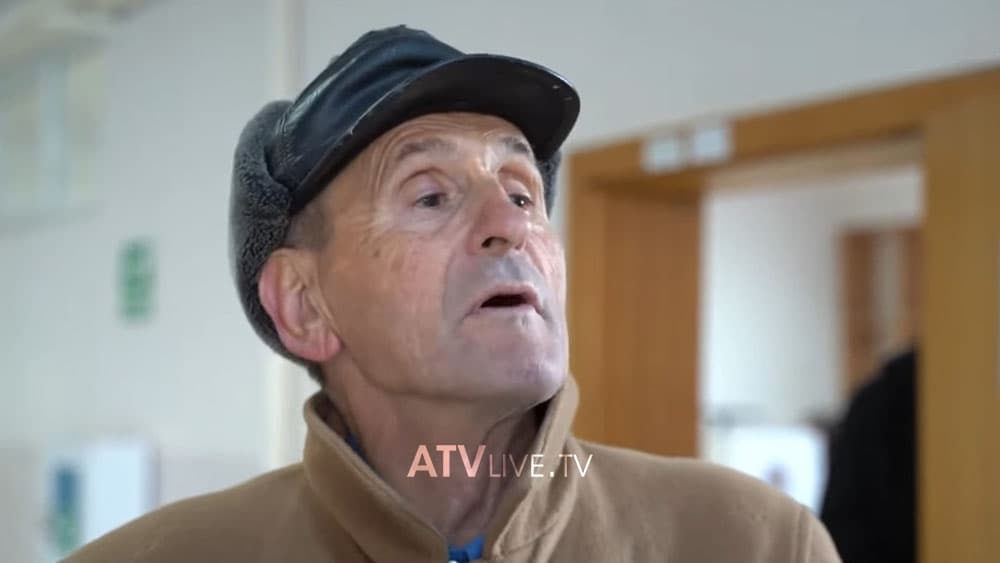 “Ia kam qitë votën dikuj që me flen zemra” – I moshuari shprehet i emocionuar pas pasi kreu obligimin qytetar