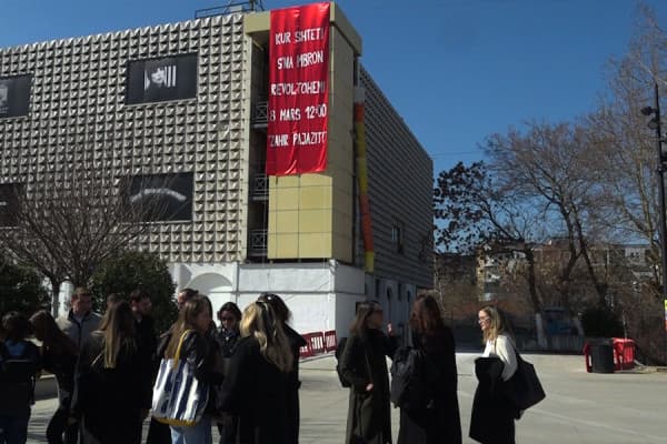 ​Kolektivi “Marshojmë s’festojmë” bën thirrje për protestë më 8 mars