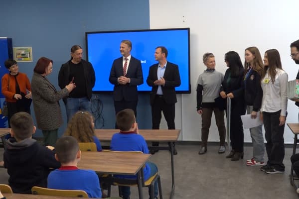 Zyra e BE-së në Kosovë organizon aktivitet për mbrojtjen e ambientit në shkollën ‘Dardania’, e renovuar me fondet e BE-së