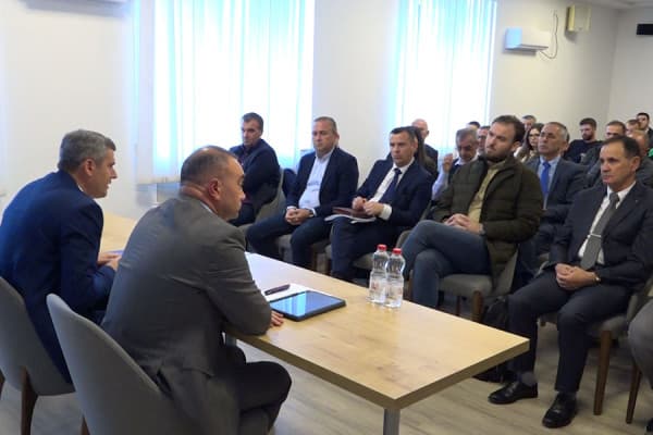 ​Bizneset kërkojnë shtyrje të vendimit të ZRRE-së për treg të lirë të rrymës