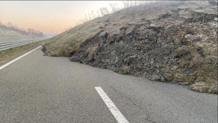 Mbyllet autostrada “Ibrahim Rugova”, rrëshqet dheu në këtë zonë