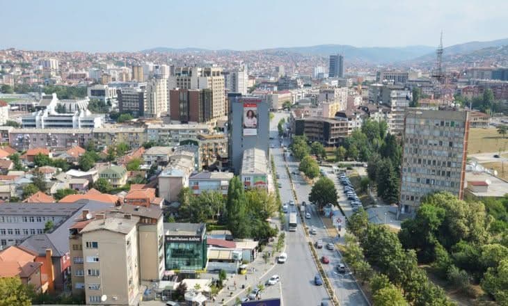 Arrestohet një burrë në Prishtinë, i rrahu dhe kërcënoi me armë vëllanë dhe kunatën