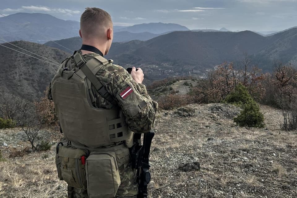 Ushtarët letonezë patrullojnë në veri “për të garantuar lirinë e lëvizjes dhe sigurinë e përgjithshme”