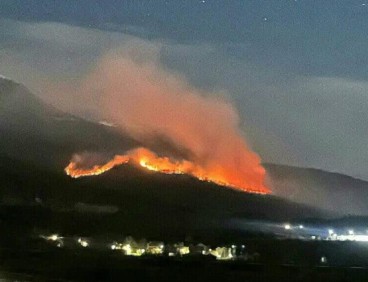 Zjarri në Deçan është nën kontroll, njofton Agjencia e Menaxhimit Emergjent