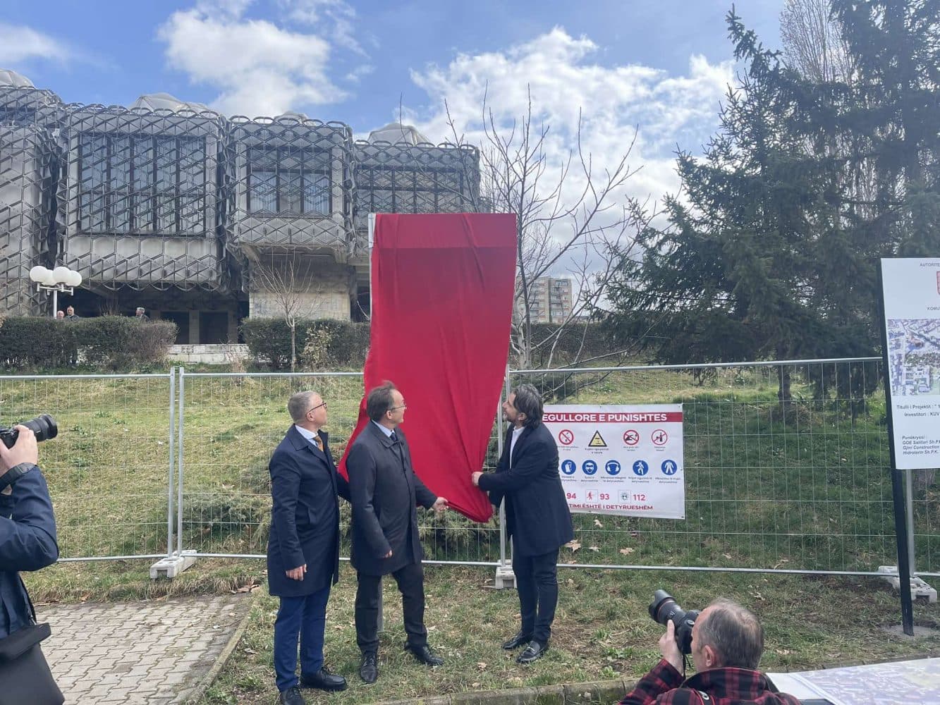 Inaugurohet sheshi “Erhard Busek”, Schnetzer: Ai ishte ministër i arsimit kur Austria njohu diplomat e sistemit paralel arsimor në shqip