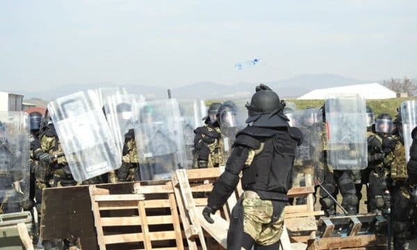 Ushtarët hungarezë të KFOR-it stërviten për kontrollin e turmave dhe trazirave