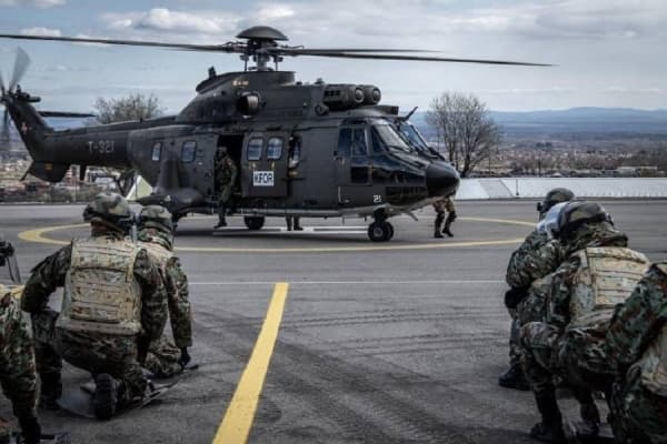 ​Ushtarët e KFOR-it trajnohen për përdorimin e helikopterit, në veprimtarinë anti-trazira