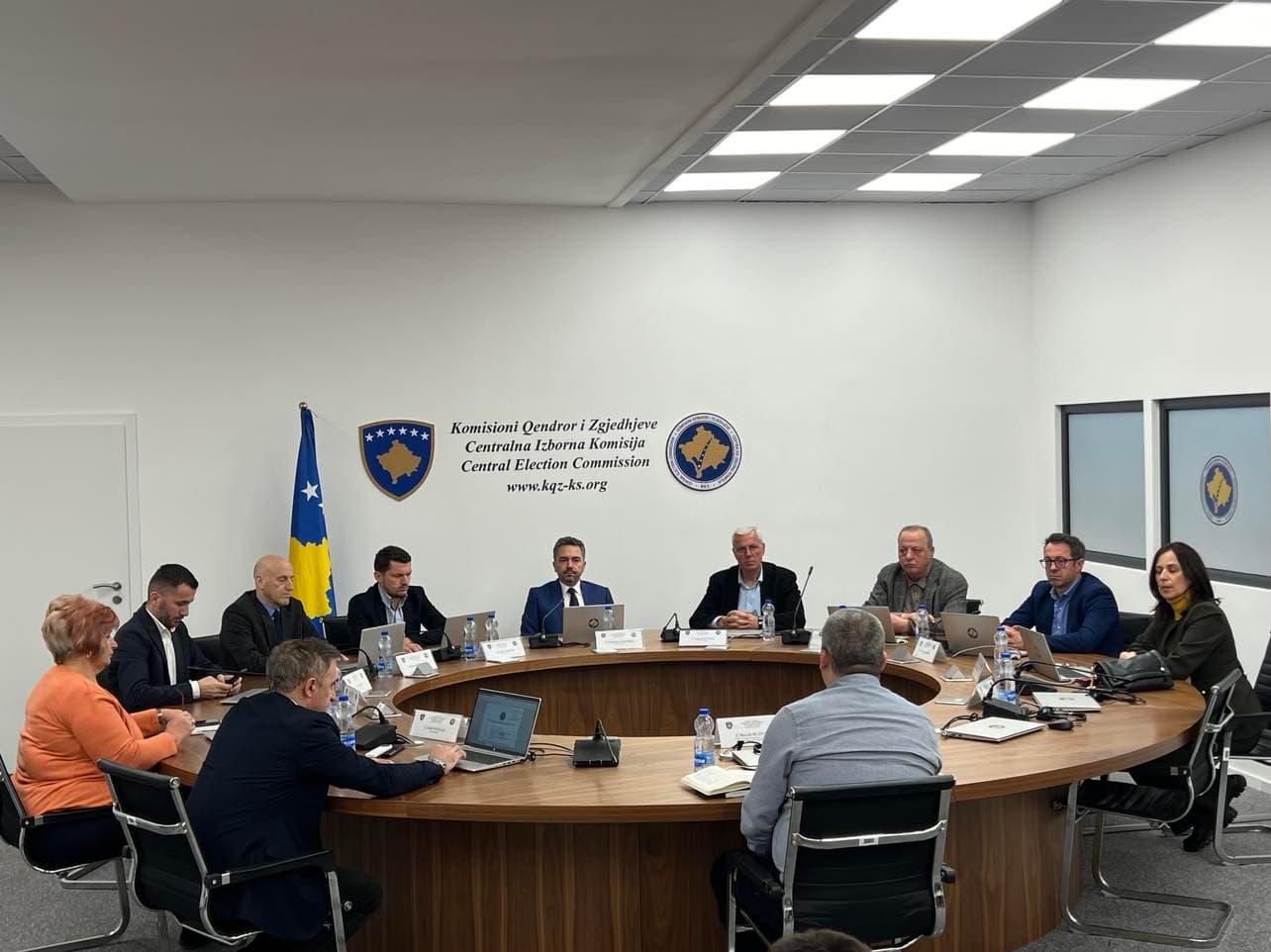 KQZ pezullon dy parti politike, nuk dorëzuan raportin financiar të vitit 2024, u jep 15 ditë afat shtesë