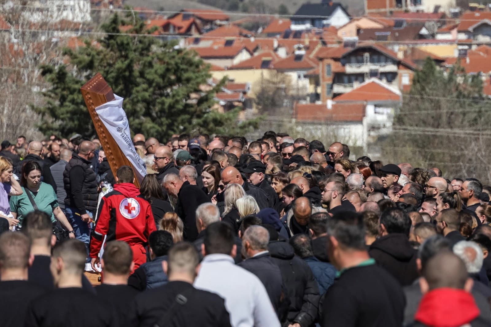 Varrosen 59 viktimat e Koçanit, familjarët të pikëlluar në ceremoninë mortore