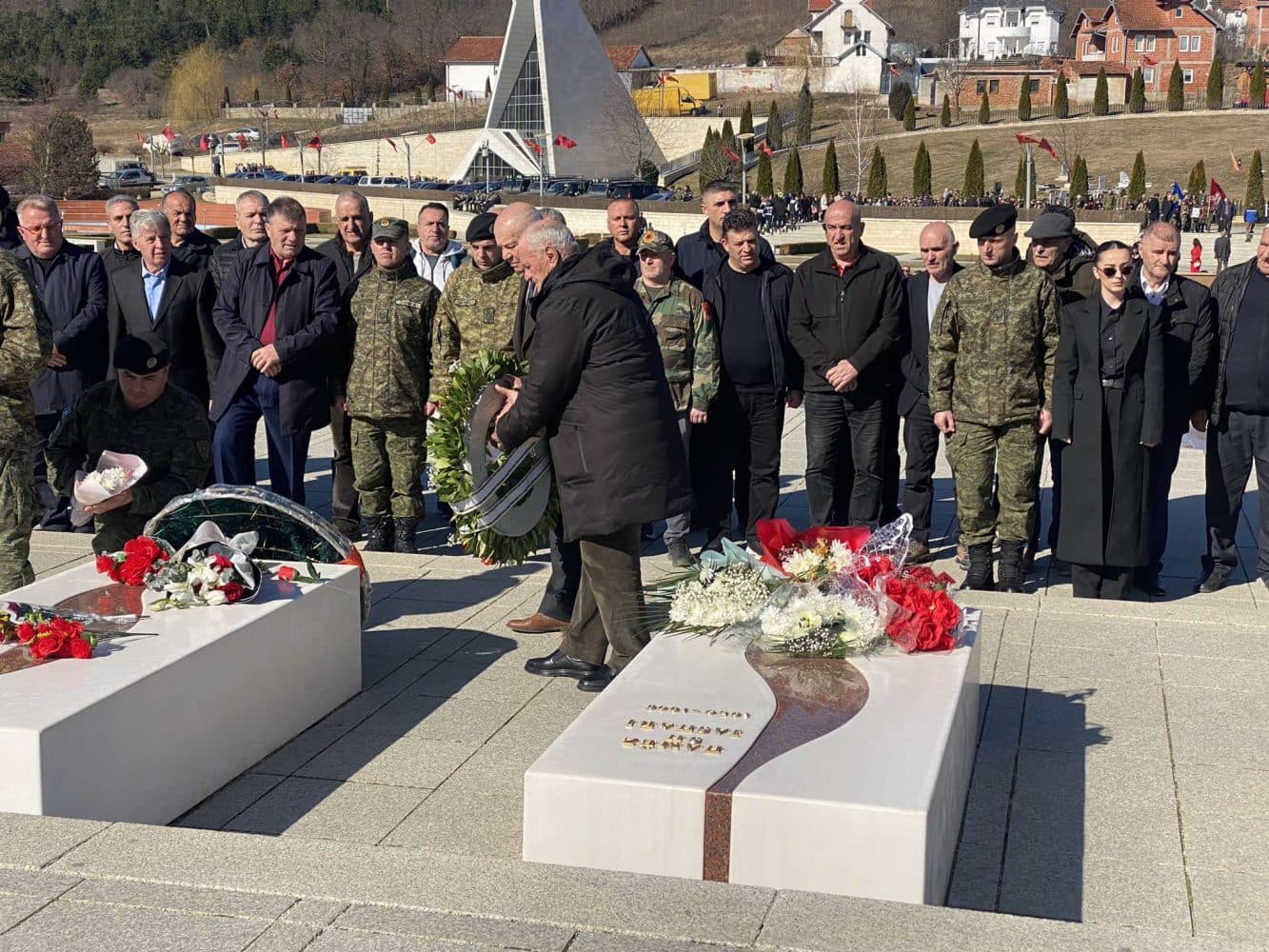 OVL e UÇK-së bën homazhe në Kompleksin Memorial “Adem Jashari” në Prekaz