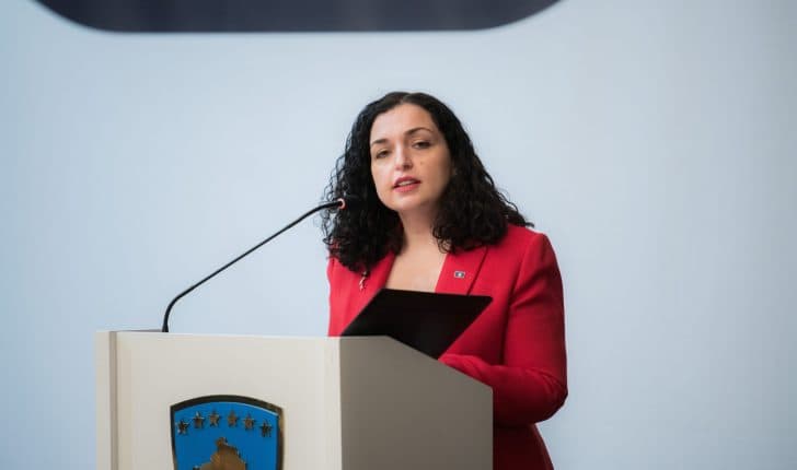 Osmani uron besimtarët e krishterë për Krishtlindje: Le të na bashkojë tradita jonë e respektit, solidaritetit dhe e mikpritjes
