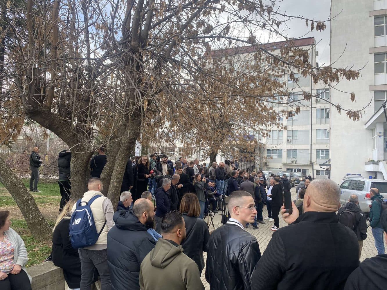 Thaçi po vazhdon vizitën te babai i tij, qytetarë të shumtë në oborrin e QKUK-së presin ta përshëndesin