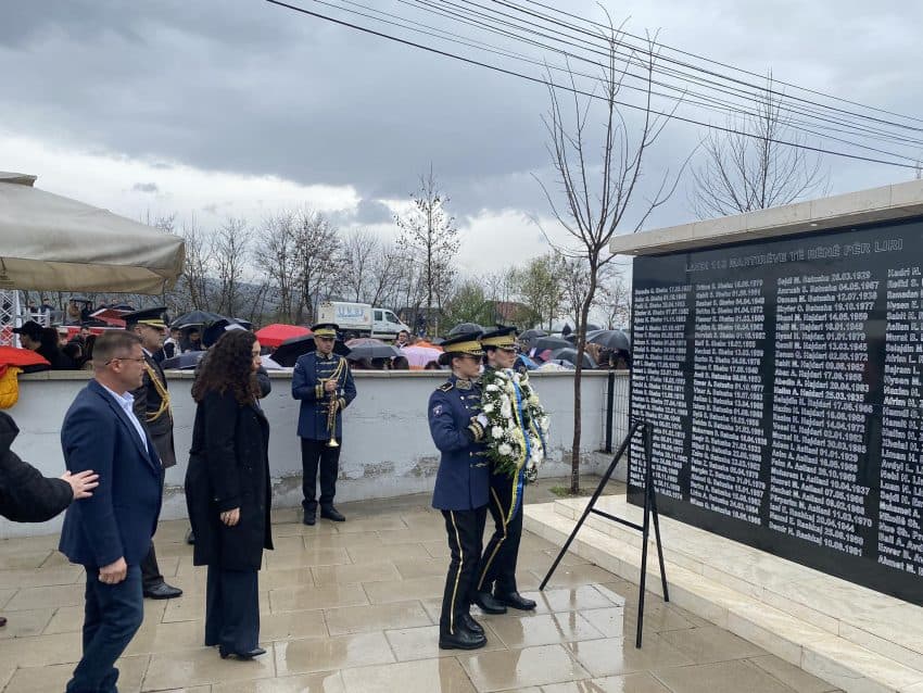 Presidentja Osmani bën homazhe në Krushë të Vogël
