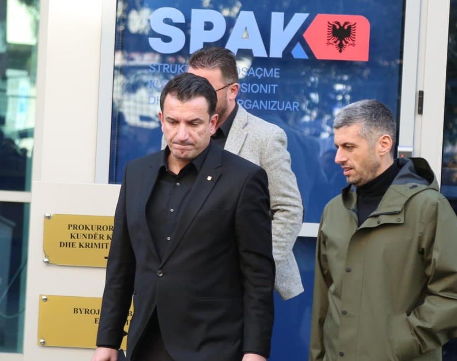 Shtyhet seanca, Veliaj: Standard i dyfishtë, Metës iu dha dosja mua jo