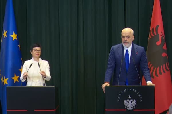 ​Rama kërkon pasaportën e BE-së për shqiptarët, Kos: Jeni në udhën e duhur dhe të mbarë