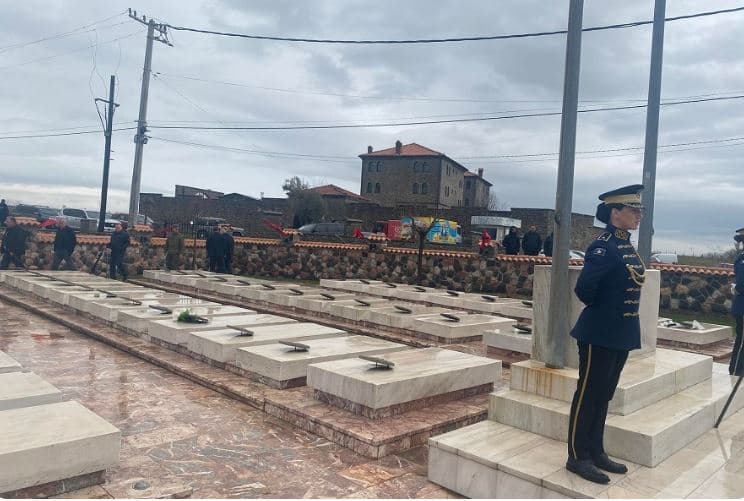 ​Qytetarët bëjnë homazhe në Gllogjan