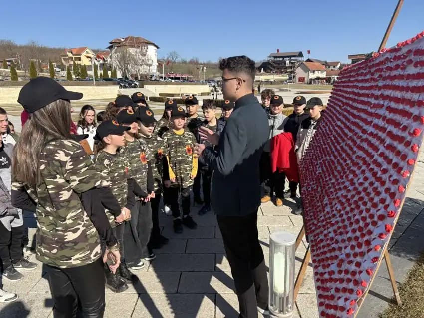 Në Prekaz vendoset simboli me emrat e 1 432 fëmijëve të vrarë gjatë luftës