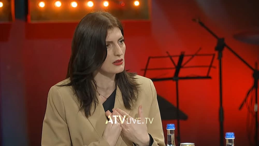 “Merruni me vajzën tuaj” – Gazetarja tregon momentin kur zyrtarët shkuan te familja e saj për t’u ankuar