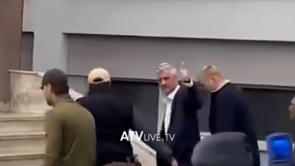 ​A do t’i lejohet Thaçit të marrë pjesë në varrimin e babait?