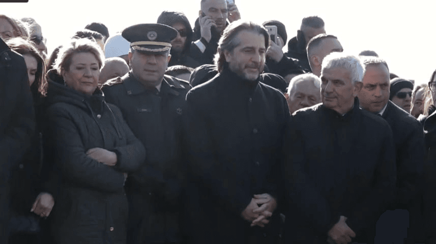 Këshilltari i Presidentes Osmani, Perparim Rama, Daut Haradinaj e Ali Ahmeti ndër të pranishmit në varrimin e Haxhi Thaçit