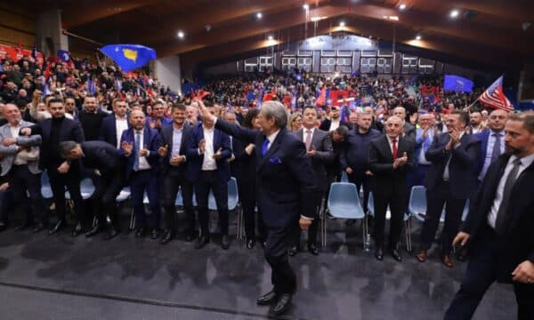 Sali Berisha takohet me diasporën shqiptare në Napoli