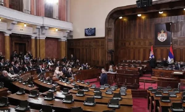 ​Parlamenti serb vazhdon debatin, pas kontrolleve të detajuara opozitës i konfiskohet edhe ushqimi