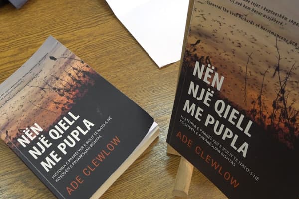 ​“Nën një qiell me pupla”, tani edhe në gjuhën shqipe