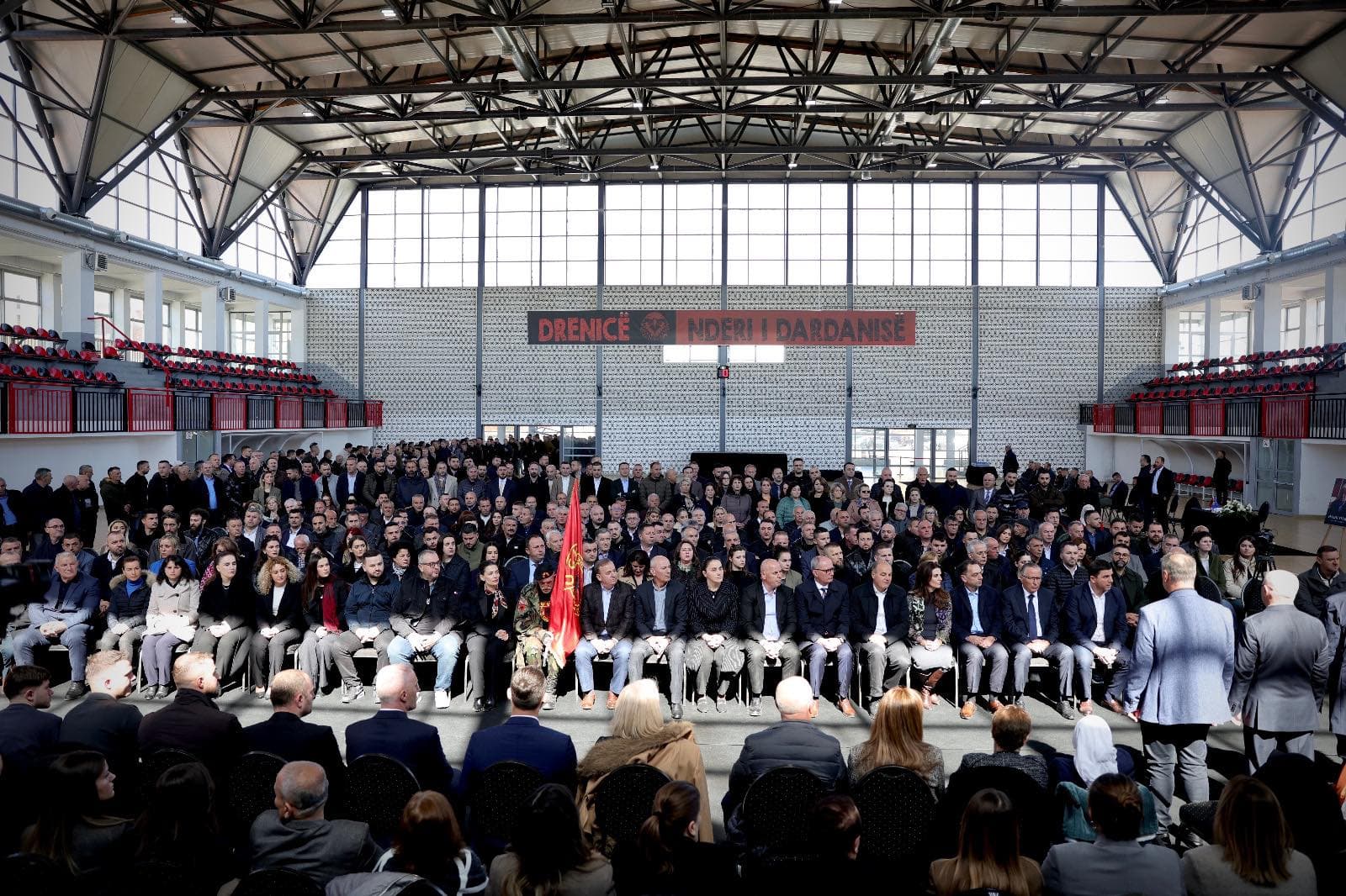 Krasniqi me qindra zyrtarë e anëtarë të PDK-së shkojnë për ngushëllime te familja Thaçi