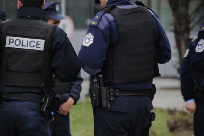Dy mitraloza, AK47, granata dore, pushkë e fishekë – Policia gjen arsenal armësh në Pejë