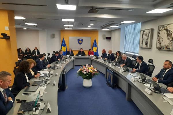 ​Kurti e nis mbledhjen e qeverisë duke folur për vrasjet e fundit