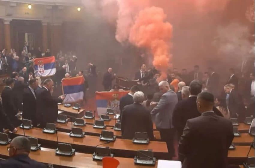 Bërnabiq kërkon që parlamenti të rifillojë punën pas trazirave të shkaktuara nga opozita