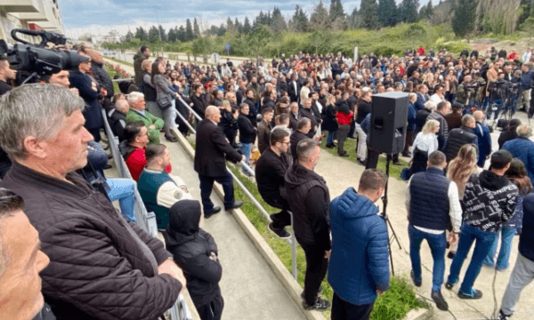 Protestë kundër tenderit për plazhet: “Ulqini nuk është në shitje”