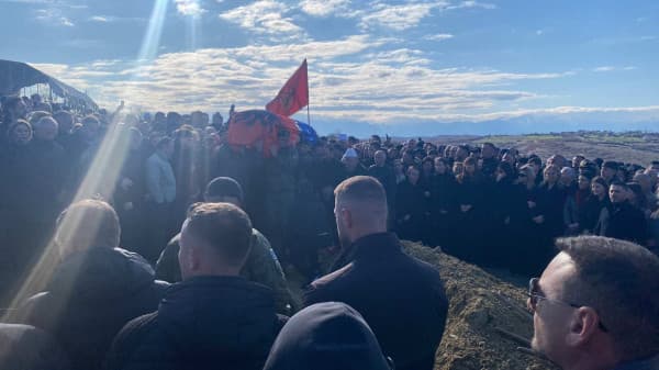 ​“Djali duhet ta përcjellë prindin”, qytetarët kritikojnë Gjykatën Speciale