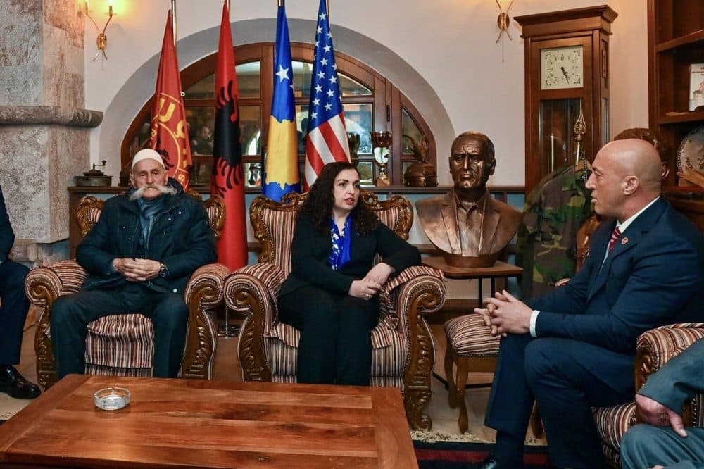 Osmani shkon në odën e Haradinajve për Epopenë e Dukagjinit, aty ishte edhe Rifat Jashari