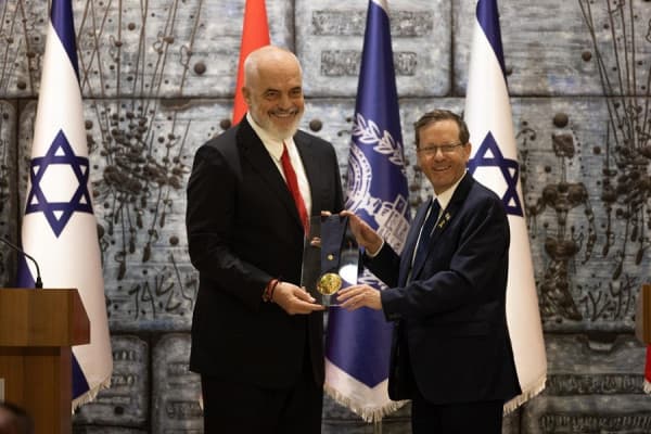 ​Rama nderohet me Medaljen Presidenciale të Nderit në Izrael