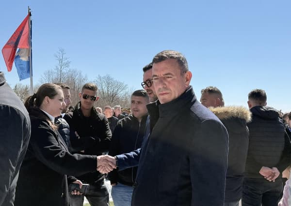 ​Kryetari i Obiliqit Xhafer Gashi nderon të rënët në Betejën e Koshares
