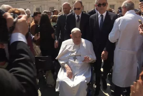 Vizita befasuese e Papa Françesku në Bazilikën e Shën Pjetrit në përfundim të restaurimit