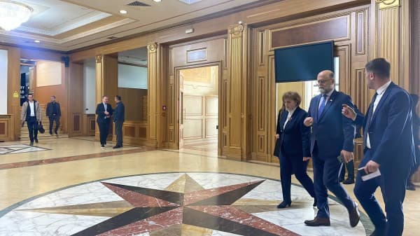 Ambasadorët e akredituar mbërrijnë në Kuvend