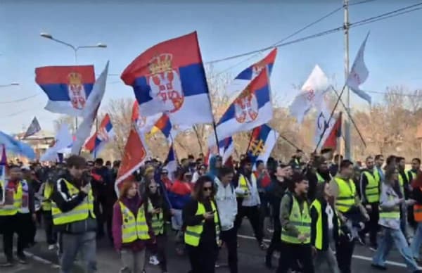 ​Fillon protesta e madhe në Kralevë, të gjitha kryqëzimet e bllokuara