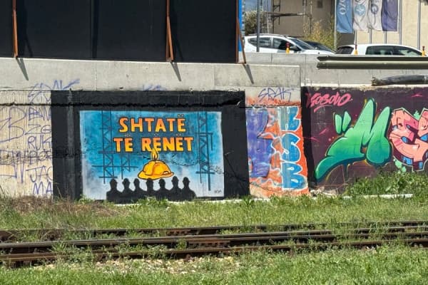 ​Përmes muralit “7 të rënët” kërkohet të jetë prioritet shëndeti dhe siguria në punë