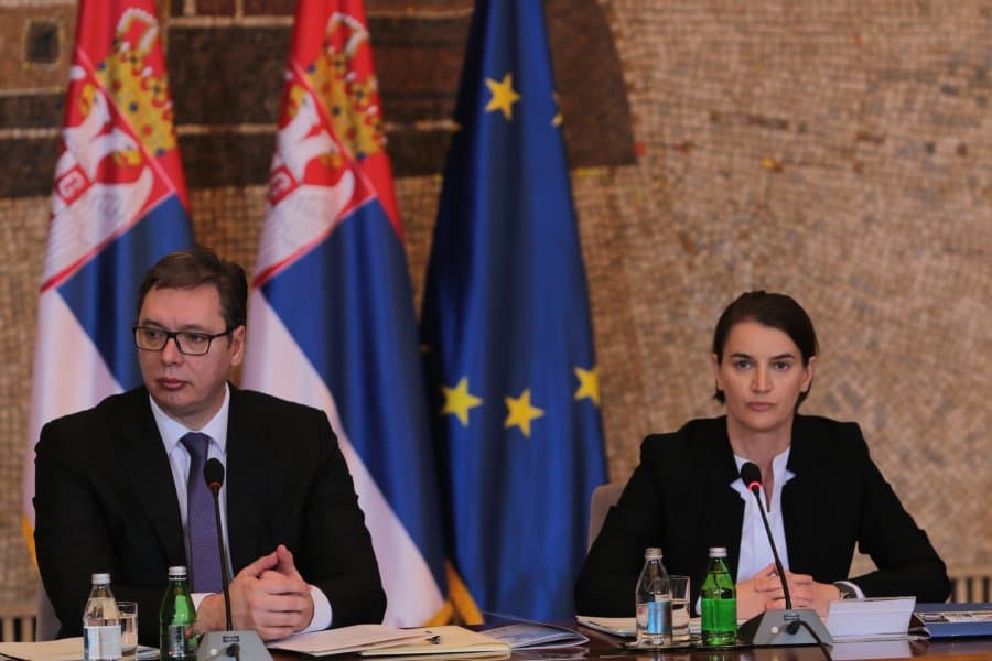 Vuçiq dhe Brnabiq shpallen “persona non grata” në qytetin Çaçak