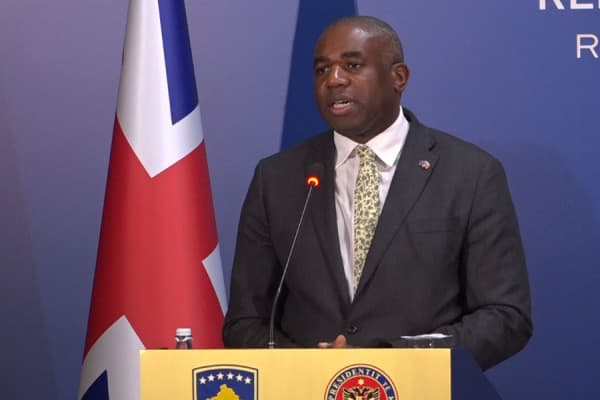 ​Lammy në Prishtinë, mbështetje për Kosovën dhe thirrje për dialog me Serbinë