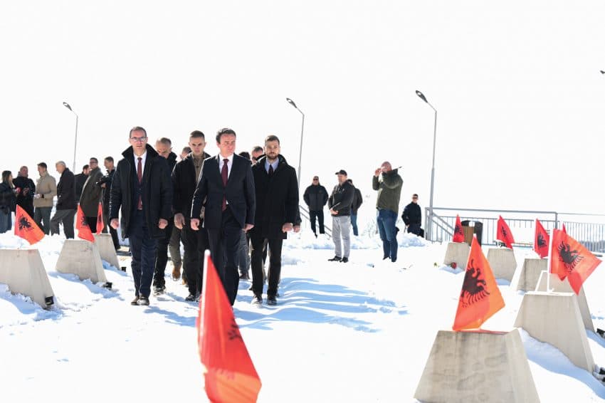 Kurti bën homazhe në Koshare: Te varret e dëshmorëve ia përkujtojmë vetes se sa e lartë ishte sakrifica e tyre