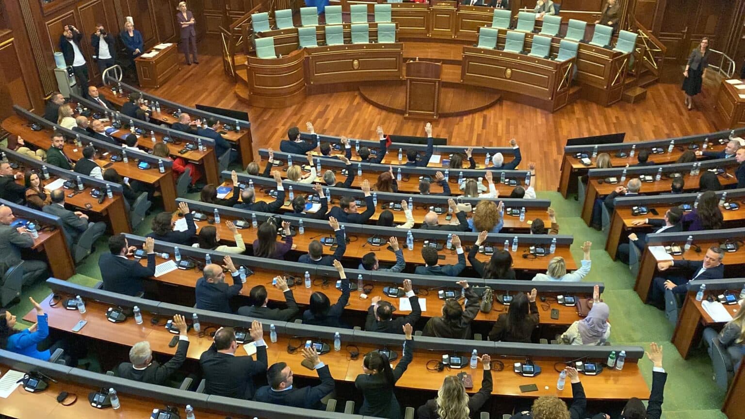 Vijon sot seanca – pas dështimit në zgjedhjen e kryekuvendarit
