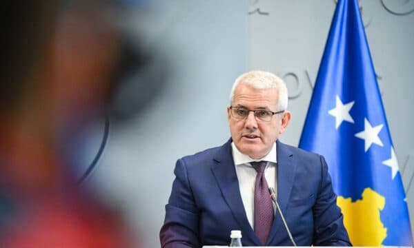 Sveçla: 16 persona në katër automjete me targa serbe u ndaluan, 4 prej tyre oficerë të shërbimeve serbe të sigurisë