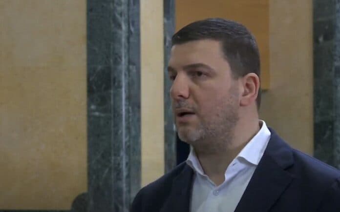 “Është e tepërt”, Krasniqi i nervozuar pas dështimit të seancës: LVV me qëllim po e bllokon