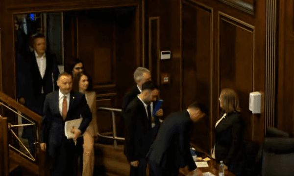 Deputetët e LDK-së futen në sallën kryesore të Kuvendit,